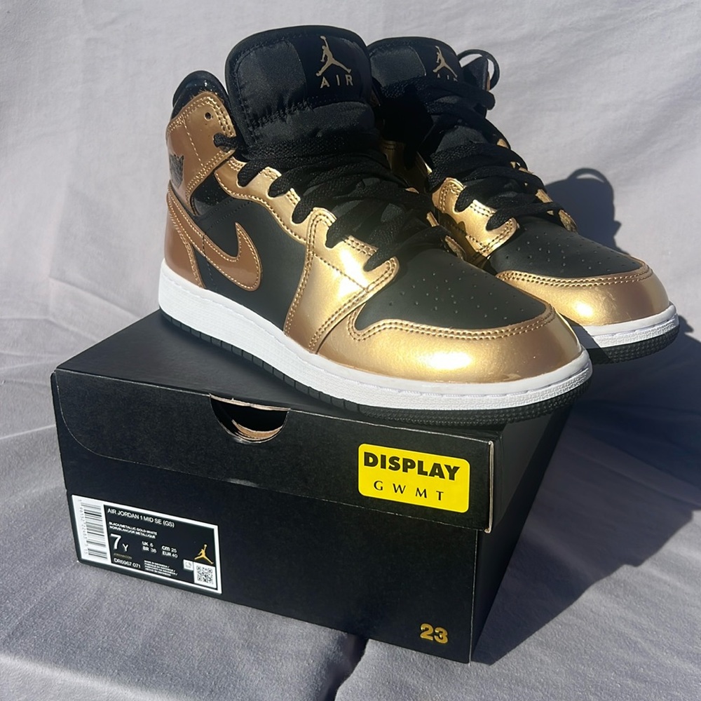 Like New Nike Air Jordan 1 Mid SE (GS) Size 7 Black & Gold Retro Shoes - Picture 1 of 10